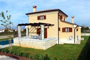 dom z patio i basenem w obiekcie Family friendly house with a swimming pool Kanfanar, Central Istria - Sredisnja Istra - 7330 w mieście Kanfanar