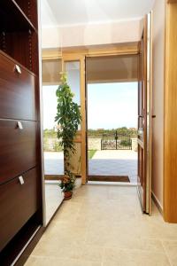 un pasillo con una puerta y una maceta en Family friendly house with a swimming pool Kanfanar, Central Istria - Sredisnja Istra - 7330, en Kanfanar 21 fotos más