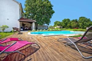 una terrazza con sedie e una piscina di Family friendly house with a swimming pool Pavicini, Marcana - 7312 a Krnica