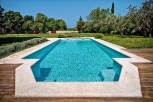 una piscina in mezzo a un cortile di Family friendly house with a swimming pool Pavicini, Marcana - 7312 a Krnica