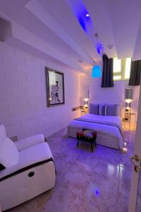 um quarto branco com 2 camas e um sofá em GianLuis Luxury Suites em Fasano