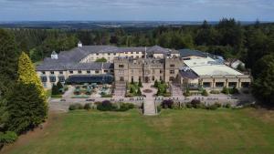 una vista aérea de un gran edificio sobre un campo en Slaley Hall Hotel, Spa & Golf Resort, en Slaley