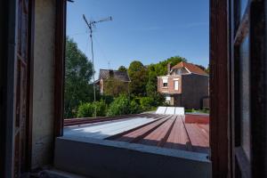 - une vue depuis la fenêtre ouverte d'une maison dans l'établissement Capstay la Rhonelle - Netflix - 2 chambres - Cuisine, à Valenciennes