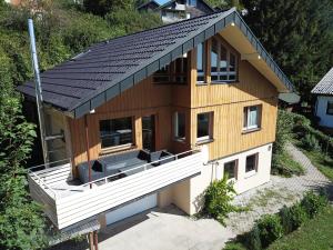 eine Aussicht auf ein Haus mit Dach in der Unterkunft Schwarzwald Ferienwohnung Stefan *Idyllische Lage *Sauna *Luftkurort *Wanderwege in Loßburg