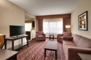 Khu vực ghế ngồi tại Holiday Inn Express Hotel & Suites Billings, an IHG Hotel