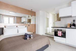 um quarto com uma cama grande e uma cozinha em Double Studio 6 Persons near Disney - Fairytale Factory em Bussy-Saint-Georges