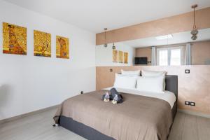 um quarto com uma cama grande com dois bichos de peluche em Double Studio 6 Persons near Disney - Fairytale Factory em Bussy-Saint-Georges