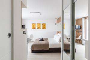 um quarto com uma cama e uma porta de vidro deslizante em Double Studio 6 Persons near Disney - Fairytale Factory em Bussy-Saint-Georges
