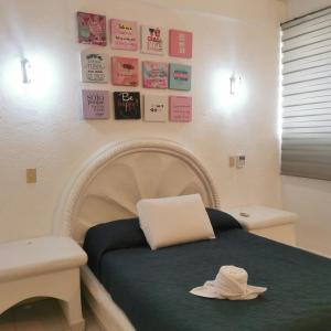 una habitación con una cama con sombrero en 2 bedroom apartment with a/c Wi-Fi best location! en Zihuatanejo