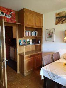 Habitación con 1 dormitorio con 1 cama y 1 mesa. en Simonhöhe Appartment with Swimmingpool en Zirkitz