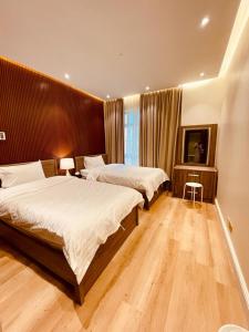 درة البيلسان - إطلاله بحريه في King Abdullah Economic City: غرفة نوم بسريرين وارضية خشبية
