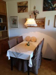mesa de comedor con sillas y luz en Simonhöhe Appartment with Swimmingpool en Zirkitz