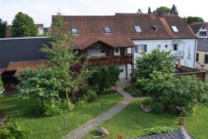 an aerial view of a house with a yard at Ferienhaus & Weingut am Steingebiss in Billigheim-Ingenheim