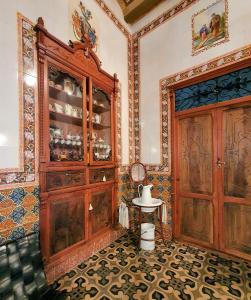 Habitación con armario de madera y mesa. en CASA BAUTISTA TURIS, en Turís