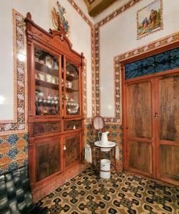Cette chambre comprend une armoire en bois et une table. dans l'établissement CASA BAUTISTA TURIS, à Turís