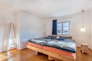 1 dormitorio con cama y ventana en 2rad-freunde, en Brannenburg