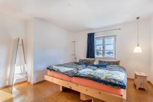 1 dormitorio con cama y ventana en 2rad-freunde en Brannenburg