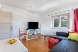 een woonkamer met een bank en een tv bij 2rad-freunde in Brannenburg