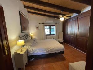 1 dormitorio con 1 cama y 1 lámpara en una mesa en Nostra Caseta villa with pool & marina view near beaches, en Cielo de Bonaire 