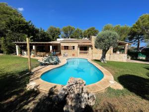 Πισίνα στο ή κοντά στο Nostra Caseta villa with pool & marina view near beaches