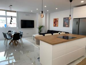 una cucina e un soggiorno con tavolo e sedie di Apartamento Casa Blanca a Las Palmas de Gran Canaria