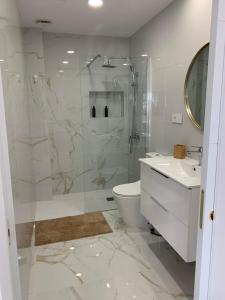 La salle de bains est pourvue d'une douche, de toilettes et d'un lavabo. dans l'établissement Apartamento Casa Blanca, à Las Palmas de Gran Canaria