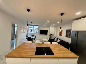 Televízia a/alebo spoločenská miestnosť v ubytovaní Apartamento Casa Blanca