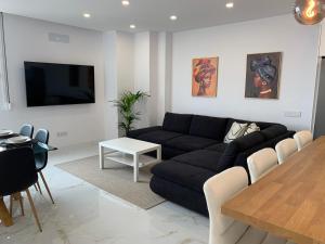 Televízia a/alebo spoločenská miestnosť v ubytovaní Apartamento Casa Blanca