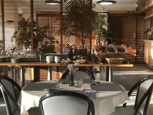 a dining room with a table and chairs and a table and chairsktop at Plage des Pins in Argelès-sur-Mer