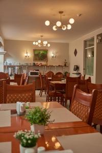 une salle à manger avec des tables et des chaises dans un restaurant dans l'établissement Casona Plaza Hotel Arequipa, à Arequipa