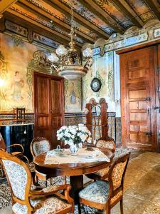 une salle à manger avec une table, des chaises et un lustre dans l'établissement CASA BAUTISTA TURIS, à Turís