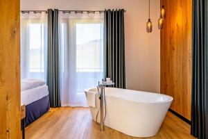 Postel nebo postele na pokoji v ubytování Boutique Hotel Pellas