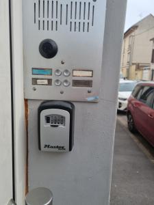 un parquímetro al lado de una calle en Gordana, en Reims