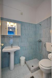 een badkamer met een wastafel en een toilet bij KIPRIANOS - STUDIOS in Loutra Edipsou