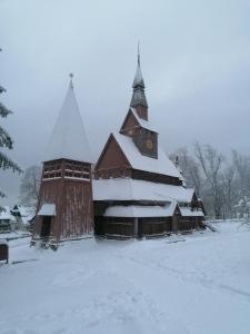ein großes Gebäude mit Schnee auf dem Dach in der Unterkunft Landhaus Dahlem in Hahnenklee-Bockswiese