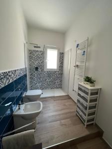 Un baño con inodoro, lavabo y ducha. en Ai Tesori di Palermo, en Palermo
