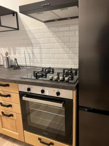 una cocina con estufa y refrigerador en Ai Tesori di Palermo, en Palermo 15 fotos más