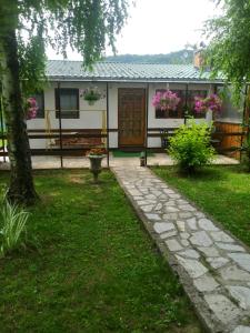una casa con jardín y un camino en Ribarska Vila, en Donje Lohovo