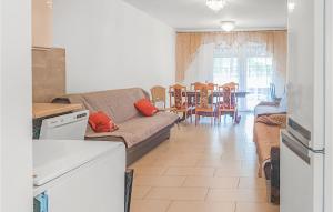 Posezení v ubytování Beautiful Apartment In Dominikowo With Wifi