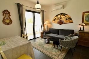 un soggiorno con divano e tavolo di Hoffman Executive Suites - Beachfront Nahariya a Nahariyya