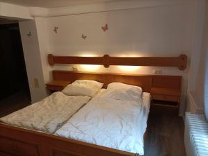Ein Bett oder Betten in einem Zimmer der Unterkunft Landhaus Dahlem