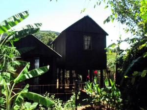 een zwart huis met een hek ervoor bij Sabie Gypsy's Backpackers in Sabie