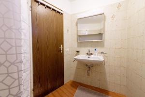 ein Bad mit einem Waschbecken und einem Spiegel in der Unterkunft Osteria Pozzo in Locarno