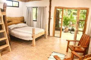 1 dormitorio con 1 cama y puerta corredera de cristal en A Nature Lovers Paradise! - Iona Villas, en Sámara