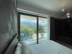 Nespecifikovaný výhled na hory nebo výhled na hory při pohledu z hotelu