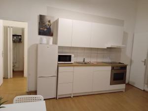 Kitchen o kitchenette sa Beautiful 2BR Apt. -Perfect for Longstays