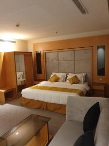 Łóżko lub łóżka w pokoju w obiekcie Al Rayyan Tower