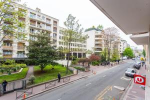 uma vista para uma rua da cidade com edifícios em CMG Anatole France Levallois G em Levallois-Perret