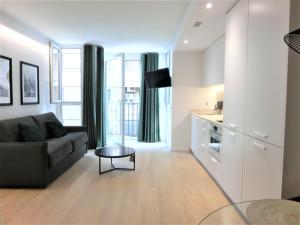 ein Wohnzimmer mit Sofa und Tisch in der Unterkunft Total Valencia Torres de Quart in Valencia