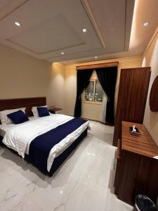 um quarto com uma cama grande e uma janela em سجى للوحدات السكنية em Abha